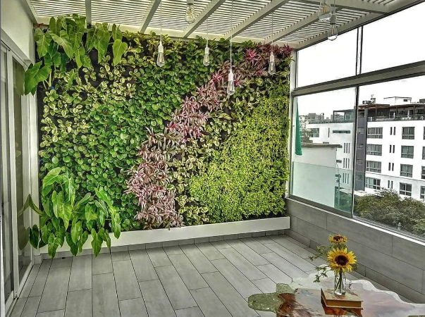 Los jardines verticales proporcionan un valioso espacio verde en entornos urbanos densamente poblados, mejorando la calidad del aire al absorber dióxido de carbono y liberar oxígeno, así como filtrar partículas contaminantes.